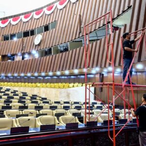 Perbedaan fungsi dan wewenang DPR – MPR
