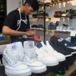 6 cara putihkan kembali sepatu yang telah menguning