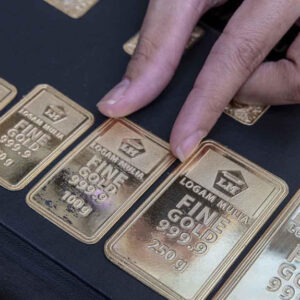 Harga Emas Antam Turun Tajam Rp21.000 per Gram, Semakin Menjauh dari Rp2 Juta