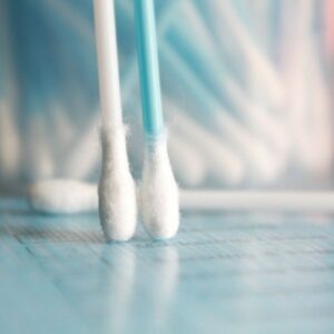 Jangan asal mengorek! Ini risiko penggunaan cotton bud untuk telinga