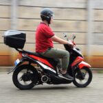 Hindari kebiasaan geber gas saat berhenti